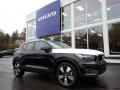 Front 3/4 View of 2021 Volvo XC40 T5 Momentum AWD #1