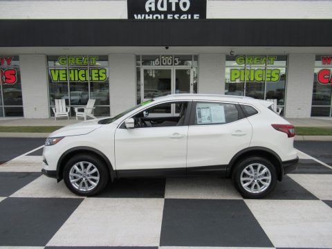 Pearl White Tricoat Nissan Rogue SV.  Click to enlarge.