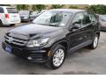 Front 3/4 View of 2017 Volkswagen Tiguan Limited 2.0T 4Motion #4