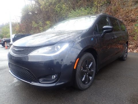 Brilliant Black Crystal Pearl Chrysler Pacifica Hybrid Limited.  Click to enlarge.