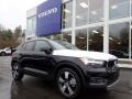 Front 3/4 View of 2021 Volvo XC40 T5 Momentum AWD #1