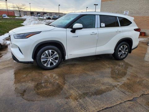 Blizzard White Pearl Toyota Highlander Hybrid XLE AWD.  Click to enlarge.