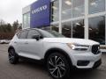 Front 3/4 View of 2021 Volvo XC40 T5 R-Design AWD #1