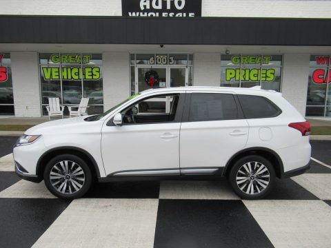 Pearl White Mitsubishi Outlander SE.  Click to enlarge.