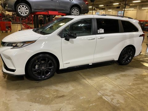 Super White Toyota Sienna XSE Hybrid.  Click to enlarge.