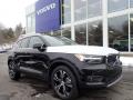 Front 3/4 View of 2021 Volvo XC40 T5 Inscription AWD #1
