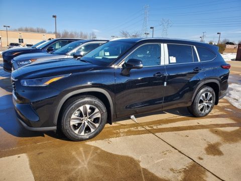 Midnight Black Metallic Toyota Highlander XLE AWD.  Click to enlarge.