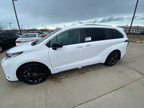 Super White Toyota Sienna XSE Hybrid.  Click to enlarge.