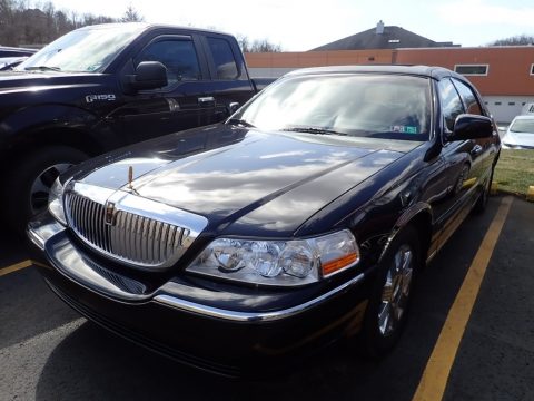 Black Lincoln Town Car Signature Limited.  Click to enlarge.