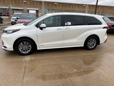 Blizzard White Pearl Toyota Sienna XLE AWD Hybrid.  Click to enlarge.