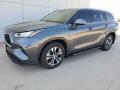 Front 3/4 View of 2020 Toyota Highlander XLE #2