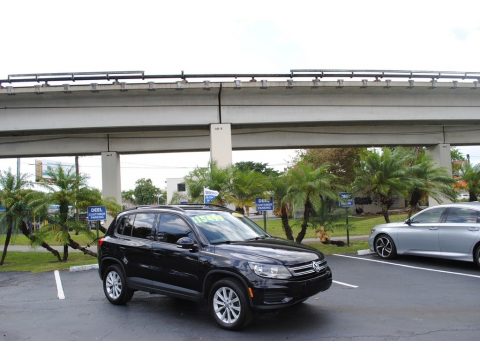 Deep Black Pearl Volkswagen Tiguan Limited 2.0T.  Click to enlarge.