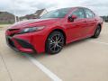 Front 3/4 View of 2021 Toyota Camry SE #2