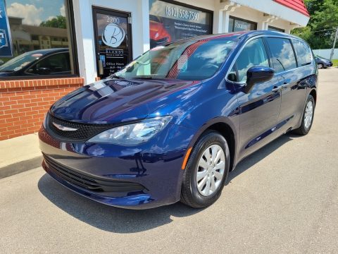Jazz Blue Pearl Chrysler Pacifica L.  Click to enlarge.