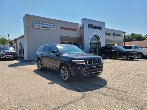 Diamond Black Crystal Pearl Jeep Grand Cherokee L Overland 4x4.  Click to enlarge.