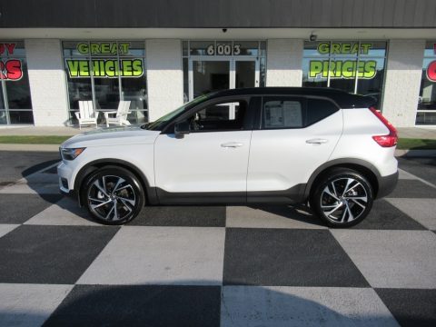 Crystal White Metallic Volvo XC40 T4 R-Design.  Click to enlarge.