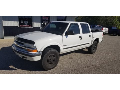 Summit White Chevrolet S10 LS Crew Cab 4x4.  Click to enlarge.