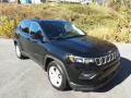 Front 3/4 View of 2022 Jeep Compass Latitude #4