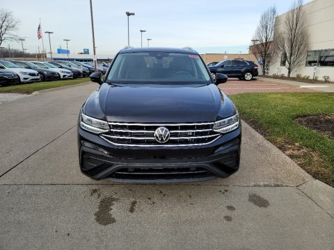 Deep Black Pearl Volkswagen Tiguan SE 4Motion.  Click to enlarge.