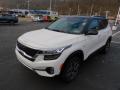 Front 3/4 View of 2022 Kia Seltos SX AWD #7