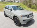 Front 3/4 View of 2022 Jeep Grand Cherokee Laredo X 4x4 #4