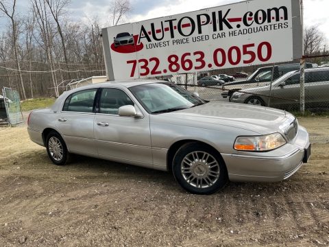 Silver Birch Metallic Lincoln Town Car Signature Limited.  Click to enlarge.