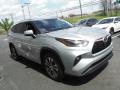 Front 3/4 View of 2021 Toyota Highlander XLE AWD #6
