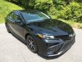 Front 3/4 View of 2021 Toyota Camry SE #4