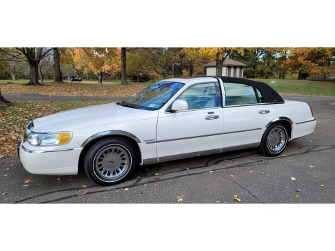 White Pearlescent Tri-Coat Lincoln Town Car Signature.  Click to enlarge.