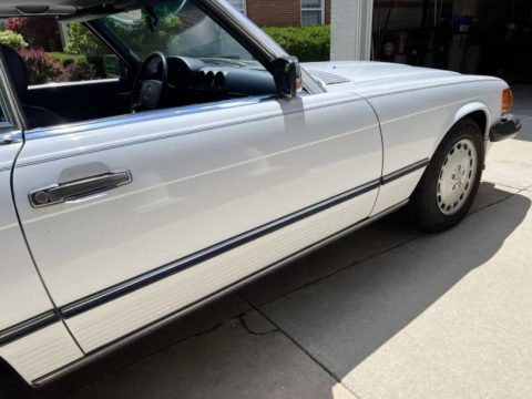 Arctic White Mercedes-Benz SL Class 560 SL Roadster.  Click to enlarge.