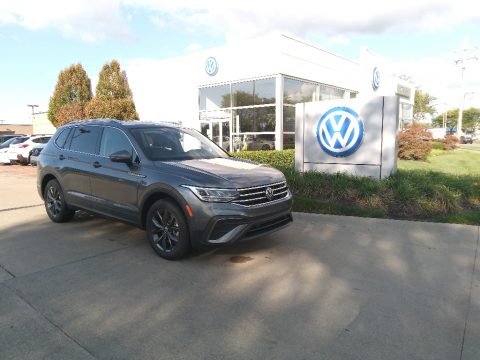 Platinum Gray Metallic Volkswagen Tiguan SE.  Click to enlarge.