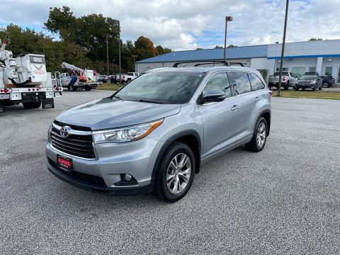 Silver Sky Metallic Toyota Highlander XLE AWD.  Click to enlarge.