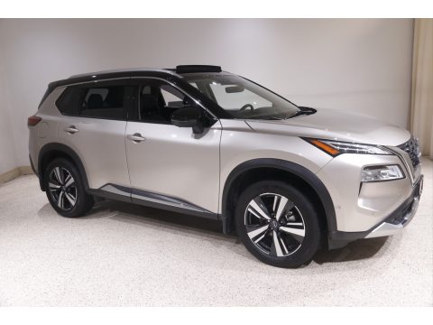 Champagne Silver Metallic Nissan Rogue Platinum AWD.  Click to enlarge.