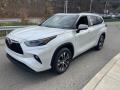 Front 3/4 View of 2023 Toyota Highlander XLE #7
