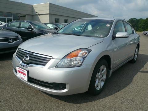 Radiant Silver Metallic Nissan Altima Hybrid.  Click to enlarge.