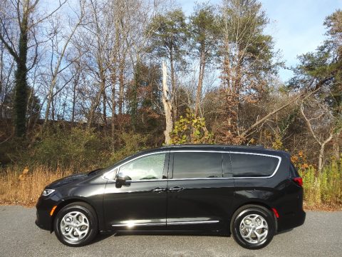 Brilliant Black Crystal Pearl Chrysler Pacifica Limited AWD.  Click to enlarge.
