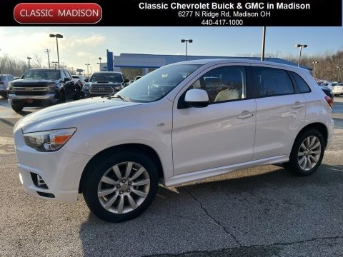 Diamond White Pearl Mitsubishi Outlander Sport SE 4WD.  Click to enlarge.
