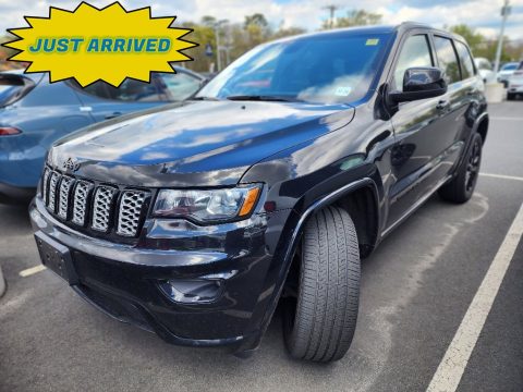 Diamond Black Crystal Pearl Jeep Grand Cherokee Altitude 4x4.  Click to enlarge.