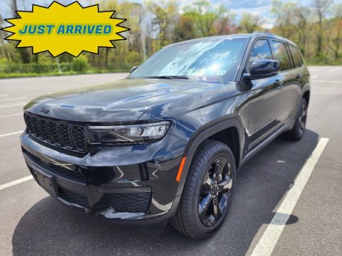 Diamond Black Crystal Pearl Jeep Grand Cherokee L Altitude 4x4.  Click to enlarge.