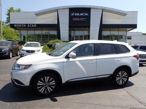 Pearl White Mitsubishi Outlander SE S-AWC.  Click to enlarge.