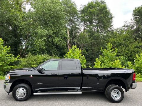 Diamond Black Crystal Pearl Ram 3500 Tradesman Crew Cab 4x4.  Click to enlarge.