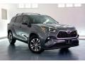 Front 3/4 View of 2022 Toyota Highlander XLE #34