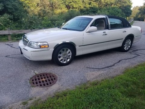 Ceramic White Tri-Coat Lincoln Town Car Signature Limited.  Click to enlarge.