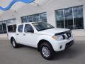 Front 3/4 View of 2019 Nissan Frontier SV Crew Cab 4x4 #1