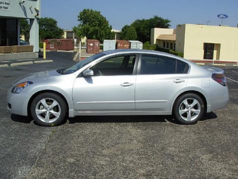 Radiant Silver Metallic Nissan Altima 3.5 SE.  Click to enlarge.