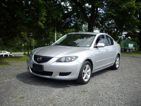 Sunlight Silver Metallic Mazda MAZDA3 i Sedan.  Click to enlarge.