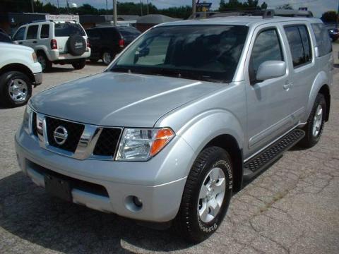 Silver Lightning Metallic Nissan Pathfinder SE.  Click to enlarge.