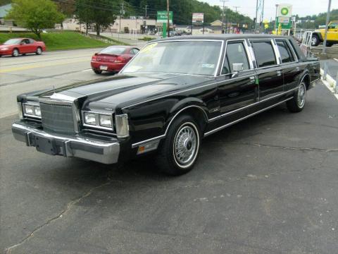 Black Lincoln Town Car Limousine.  Click to enlarge.