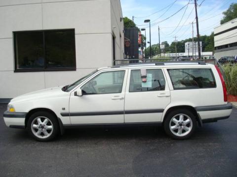 White Volvo V70 XC SE AWD.  Click to enlarge.