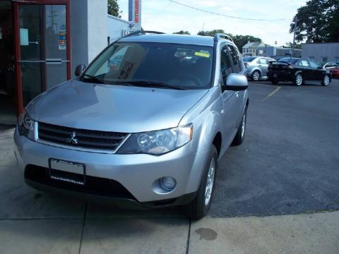 Cool Silver Metallic Mitsubishi Outlander ES.  Click to enlarge.